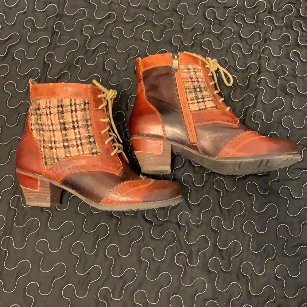 Far Out Booties Size 7 - image 2